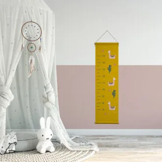 groeimeter lama okergeel sfeer meisjeskamer hiphuisje