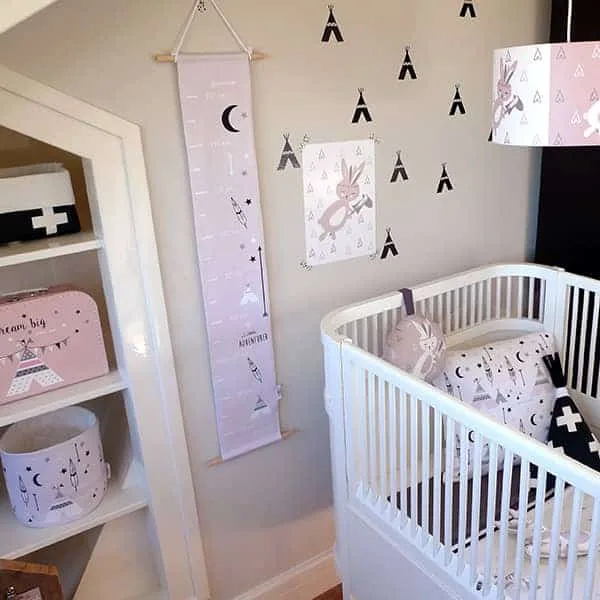 groeimeter roze kinderkamer hip huisje