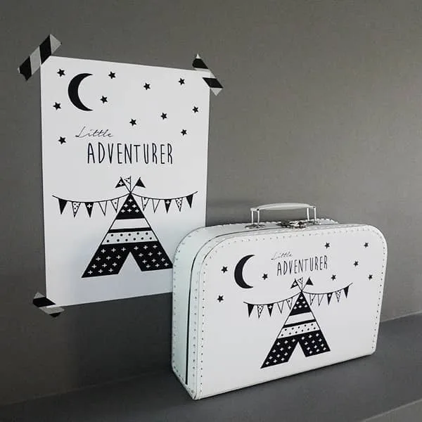 Poster tipi zwart wit. 4 koffertje little adventurer