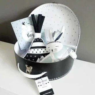 kraamcadeau kraamkado koffertje kraammand zelf samenstellen muziekdoosje knuffeltje babykamer hiphuisje