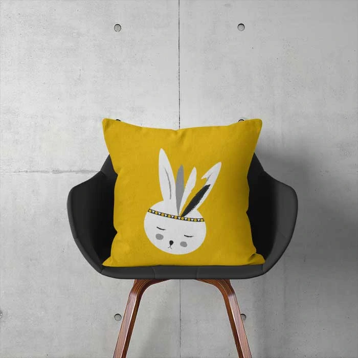 Kussen okergeel met konijntjes voor de kinderkamer 1 kussen konijntjes okergeel kinderkamer kinderkussen hiphuisje 2