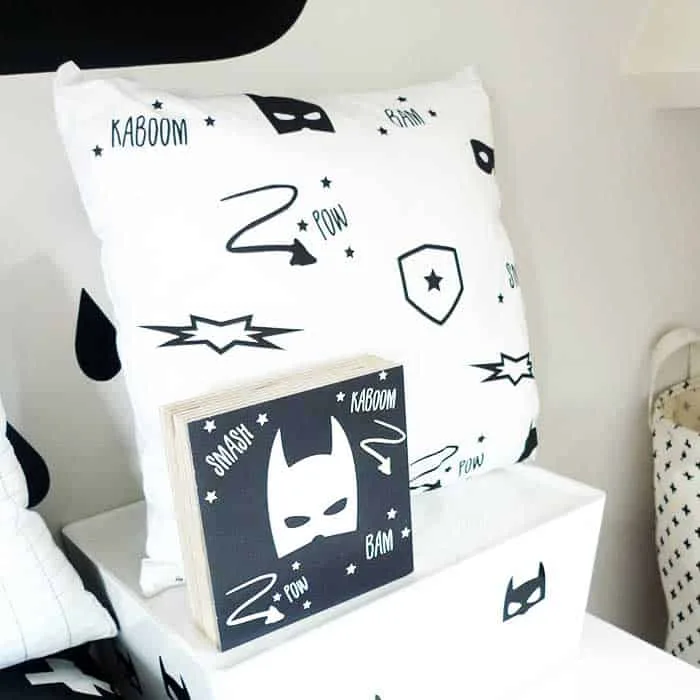 Kussen superhero zwart wit kinderkamer. 3 kussen superhero monochrome kinderkamer decoblok hiphuisje 6