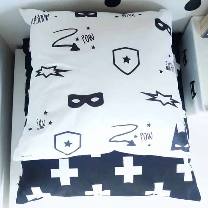 Kussen superhero zwart wit kinderkamer. 4 kussen superhero wartwit kinderkamer jongens hiphuisje 3