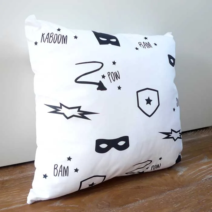 Kussen superhero zwart wit kinderkamer. 1 kussen superhero zwartwit kinderkamer hiphuisje 3