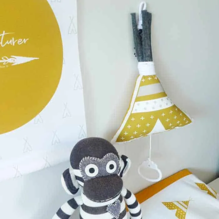 muziekdoosje babykamer okergeel grijs baby geboorte hiphuisje