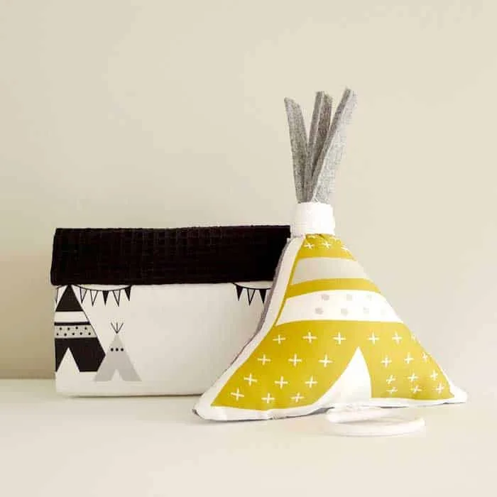 muziekdoosje tipi okergeel grijs babykamer kraamcadeau hiphuisje