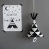 Poster tipi zwart wit. 18 muziekdoosje triangel hip huisje