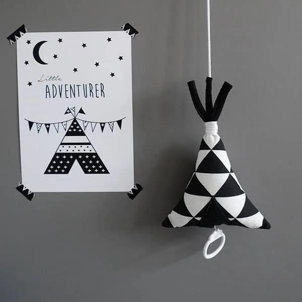 Poster tipi zwart wit. 8 muziekdoosje triangel hip huisje