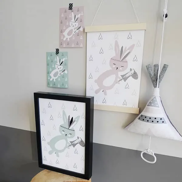 Kaart roze met schattig konijntje. 4 posters muziekdoosje babykamer roze groen hip huisje