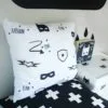 Kussen superhero zwart wit kinderkamer. 5 superhero decoblok kussen jongenskamer inrichting hiphuisje 3