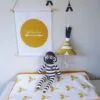 textielposter okergeel littleadventurer muziekdoosje aankleedkussenhoes tipi babykamer trend hiphuisje
