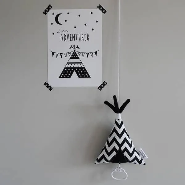 Poster tipi zwart wit. 3 tipi muziekdoosjes little adventurer hip huisje