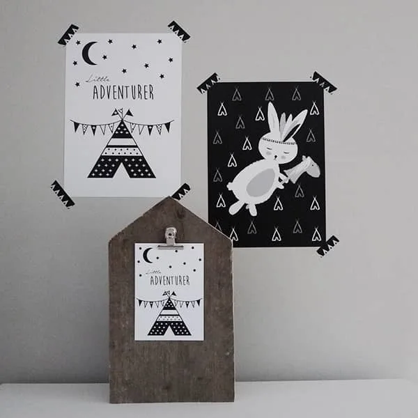 Poster tipi zwart wit. 2 vooraanzicht posters kinderkamer hip huisje