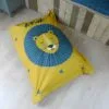Zitzak met leeuw in okergeel met blauw 11 zitzak leeuw junglekamer hiphuisje 1
