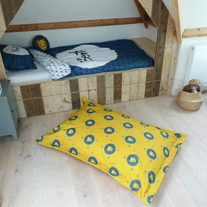 Zitzak met leeuw in okergeel met blauw 4 zitzak leeuw okergeel kinderkamer junglekamer hiphuisje