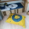 Zitzak met leeuw in okergeel met blauw 10 zitzak okergeel leeuw kinderkamerstyling hiphuisje