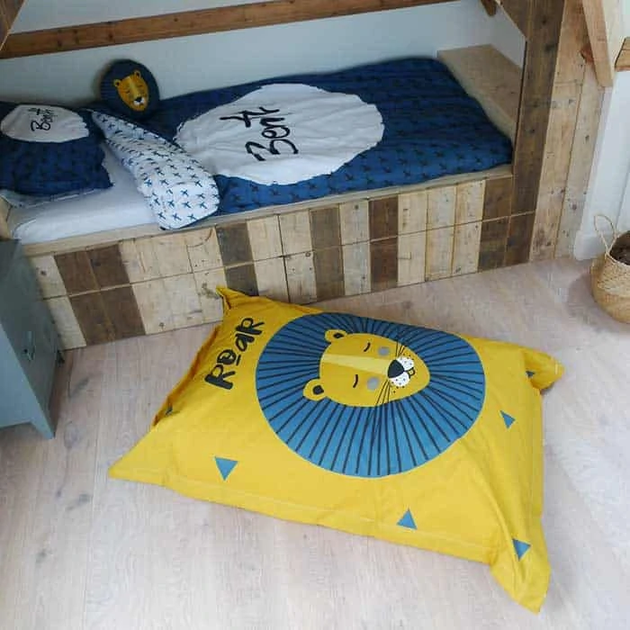 Zitzak met leeuw in okergeel met blauw 5 zitzak okergeel leeuw kinderkamerstyling hiphuisje