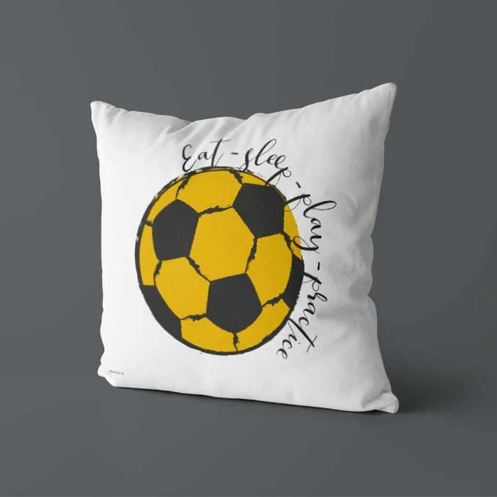 Kussen okergeel voorzijde voetbal kinderkamer hiphuisje