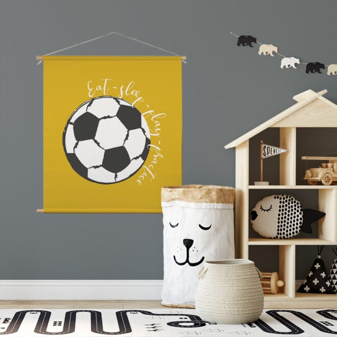 Okergele xl textielposter met voetbal decoratie kinderkaer