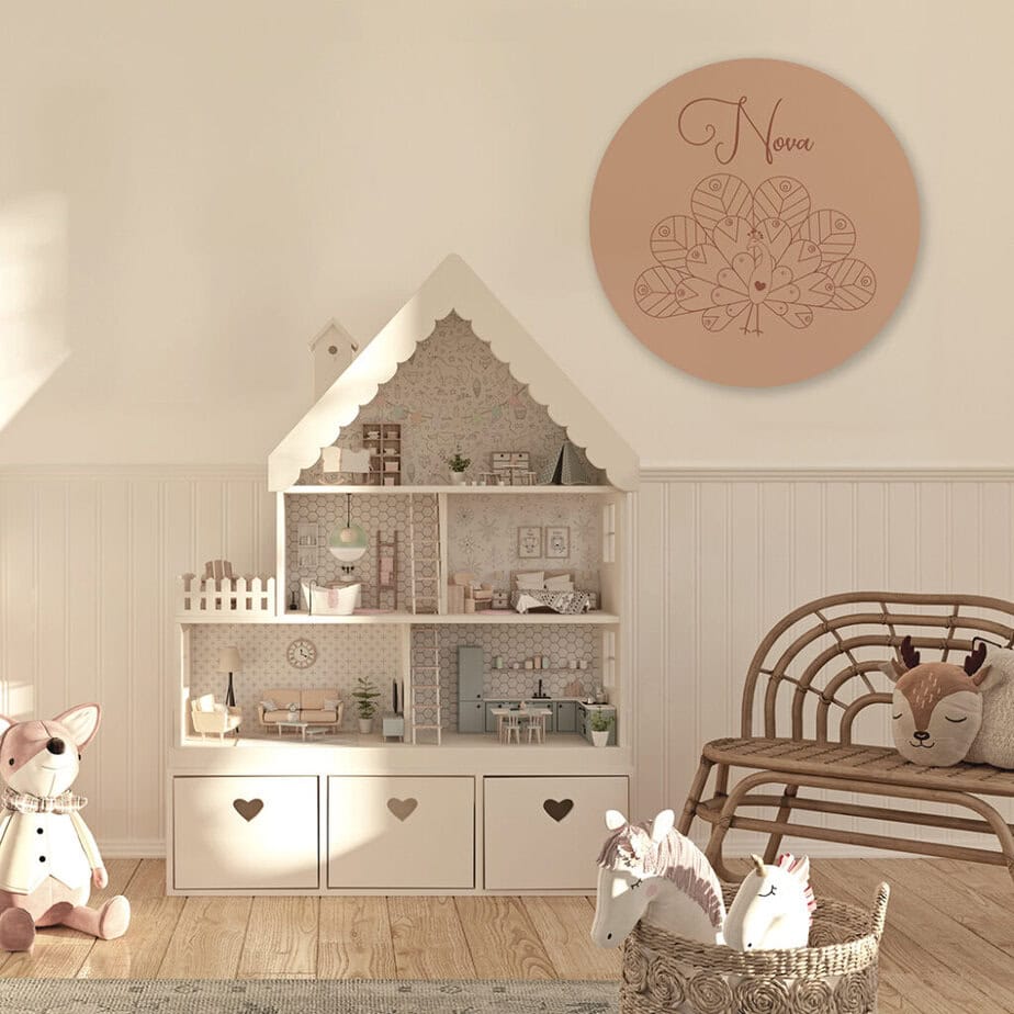 MUURCIRKEL MET NAAM EN PAUW IN NATUREL HIPHUISJE MUURCIRKEL MET NAAM EN PAUW IN NATUREL HIPHUISJE