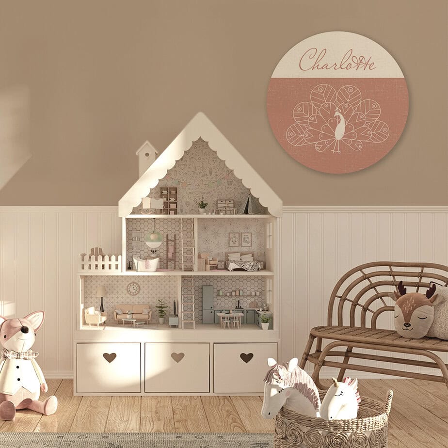 Schattige naamcirkel met pauw in oudroze 1 NAAMCIRKEL PAUW OUDROZE VOOR DE KINDERKAMER HIPHUISJE