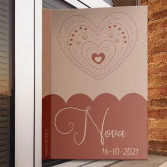 geboortebord met hartje in naturel raambord meisje geboren hiphuisje