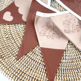 detail vlaggenlijn hartje pauw bruin hiphuisje