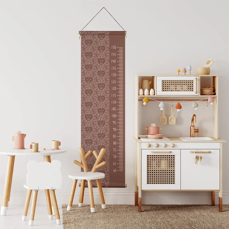 groeimeter met leeuwenprint in bruin voor de wand van de kinderkamer