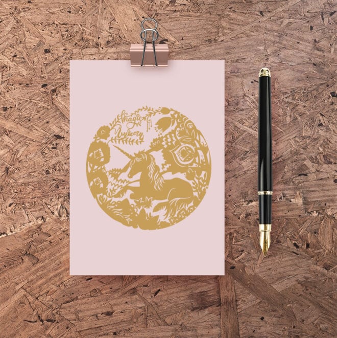 kaartje met eenhoorn print in roze en oker geel - hiphuisje