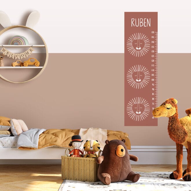 groeimeter muursticker met leeuw in bruin decoratie kinderkamer - hiphuisje