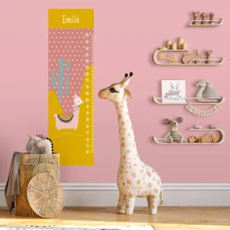 Groeimeter lama in oudroze okergeel kinderkamer