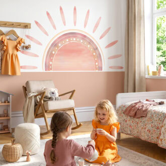 Wandvullend behang met zon en lambrisering meisjeskamer — kinderkamer meisje warm geel