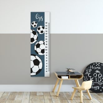 groeimeter met voetbal print in blauw voor de jongenskamer