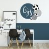 muursticker met voetbalprint in blauw met grijs hiphuisje