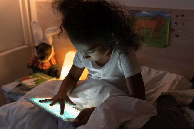 kinderkamer lezen met verlichting plafondlampen