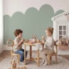 Behang met speelse lambrisering in groen kinderkamer