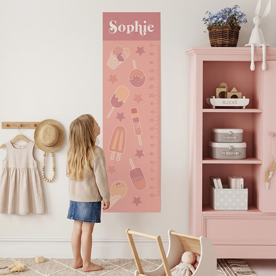 Groeimeter met ijsjes print in roze 1 Groeimeter ijsjes roze voor de meisjeskamer