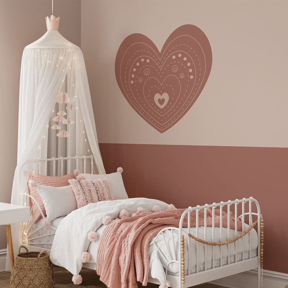 Een warme en veilige kinderkamer vol sfeer 1 muursticker hartje bruin voor de meisjeskamer hiphuisje