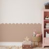 r beige behang voor de kinderkamer met lambrisering met golfjes