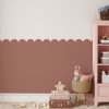 kinderkamer met een behangwand in roestbruin met golfjes lambrisering