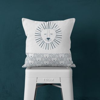 achterzijde kussen met leeuw in blauw voor de kinderkamer
