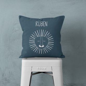 kussen met naam en leeuwen print in blauw voor de kinderkamer of als kraamcadeau - hiphuisje