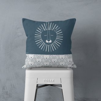 Kussen met leeuwen print in blauw voor de kinderkamer voorzijde - hiphuisje