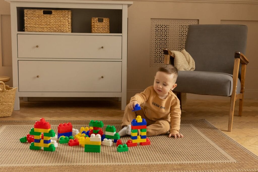 Een lattenwand in de kinderkamer: stijlvol én rustgevend 1 Kinderkamer met spelend kind