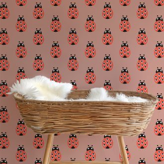kinderkamer behang met lieveheersbeestjes in oudroze rood voor de meisjeskamer hiphuisje