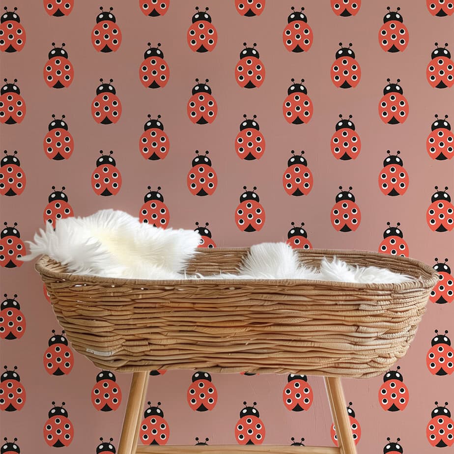 kinderkamer behang met lieveheersbeestjes in oudroze rood voor de meisjeskamer hiphuisje