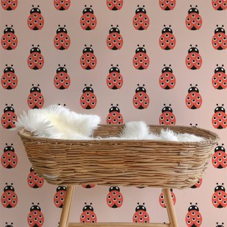 kinderkamer behang met lieverheersbeestje lichtroze rood meisjeskamer