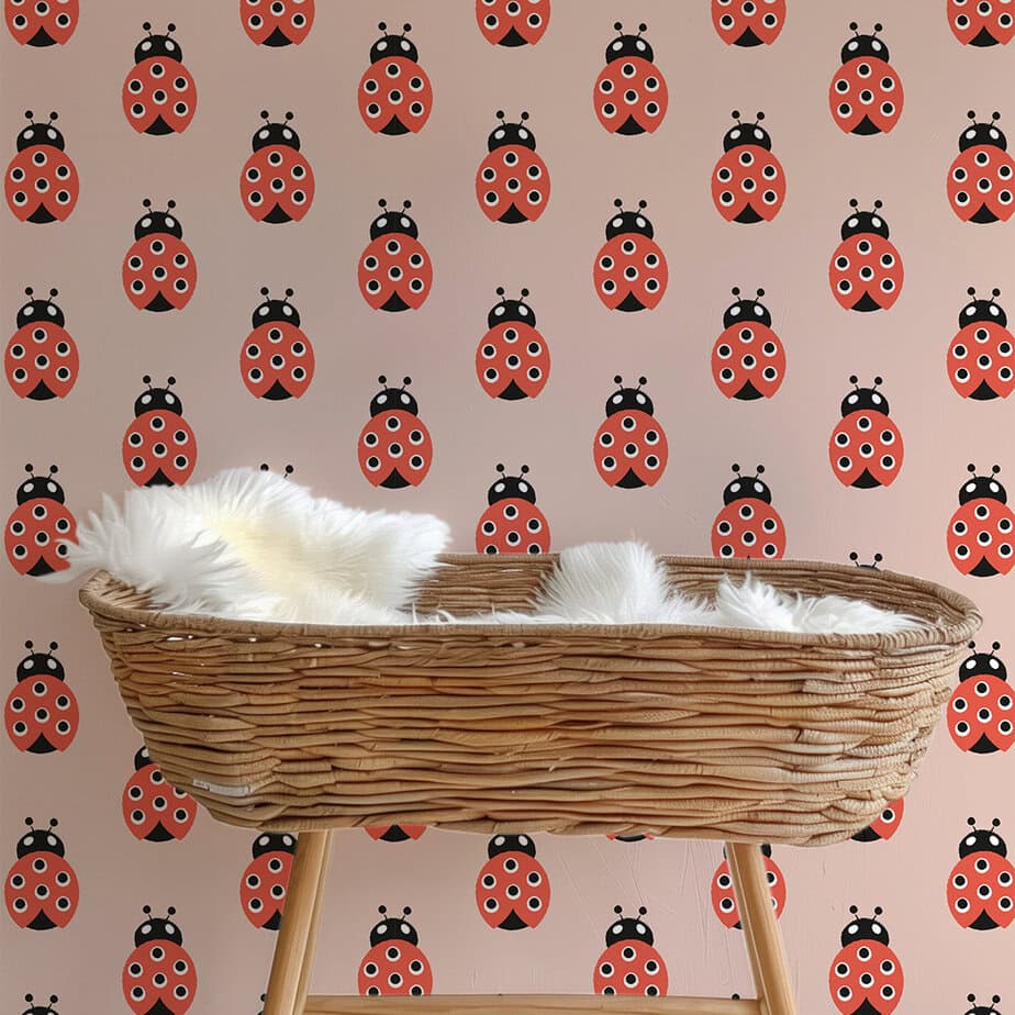 kinderkamer behang met lieverheersbeestje lichtroze rood meisjeskamer