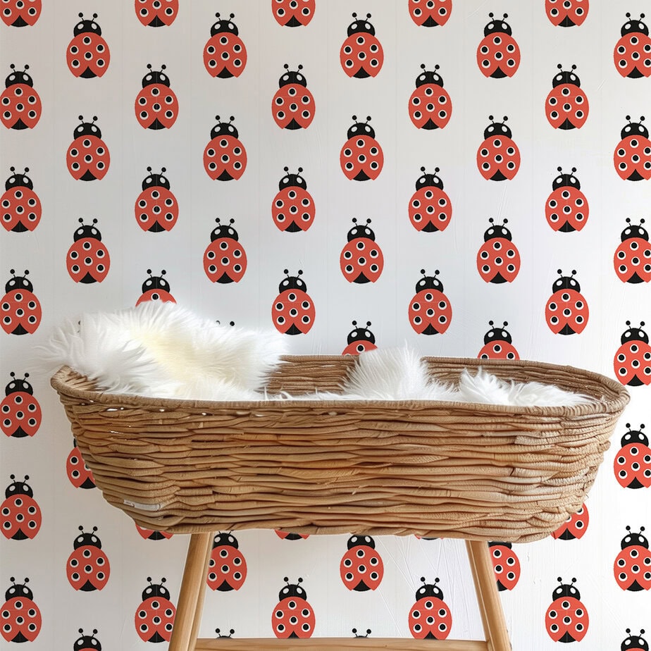 kinderkamer behang met lieverheersbeestje oudroze rood meisjeskamer