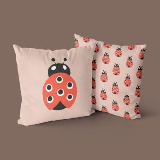 kussen met lieveheersbeestjes print in lichtroze hiphuisje